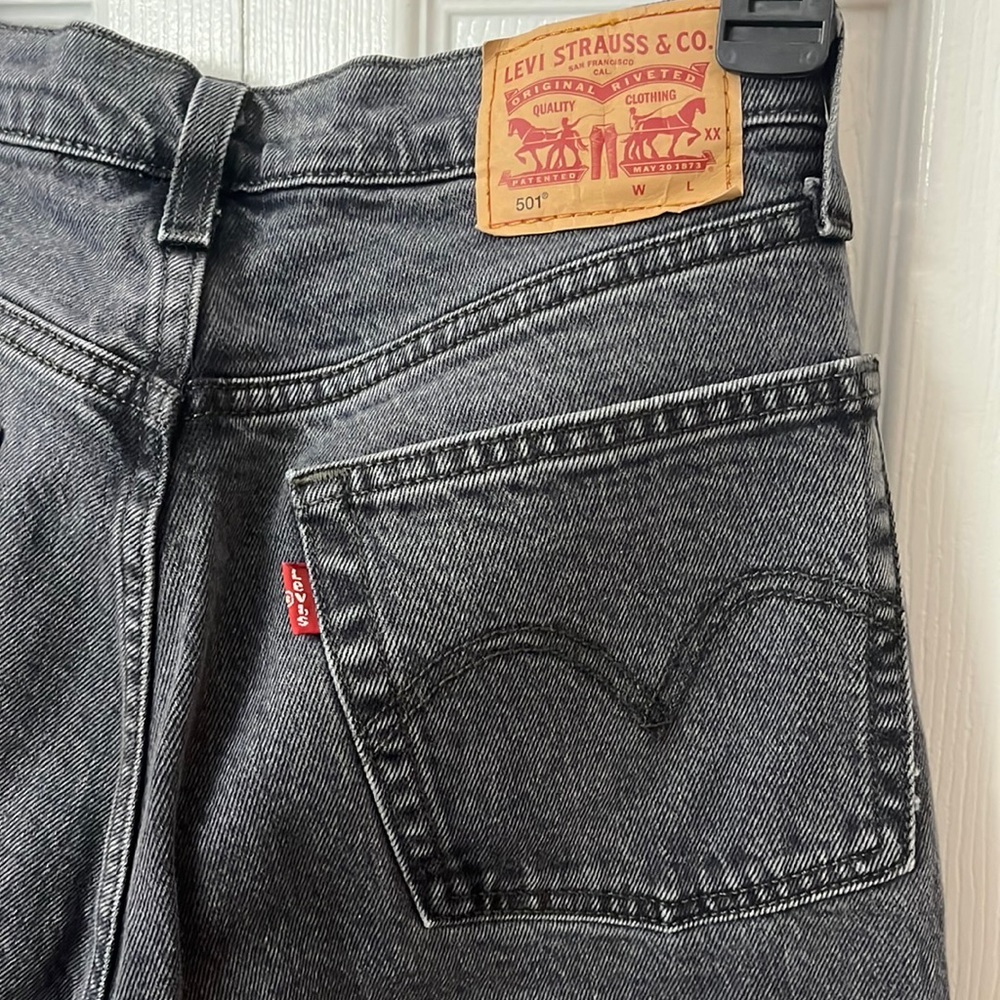 Woman’s Levi’s 501 cropped jeans size 26